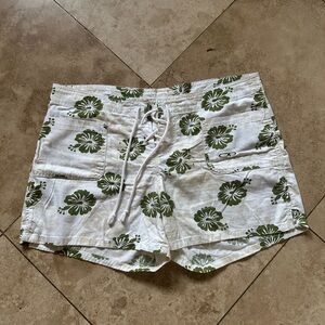 Beachy vintage women’s op white and green shorts size 11, 4 inch inseam